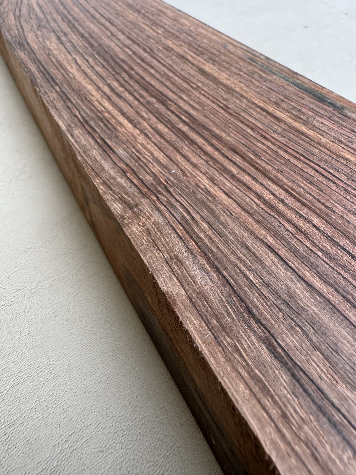 Mango Brazilian Rosewood para guitarra (1 pieza 33 mm.) ( 2025-21) 1 Mango Brazilian Rosewood para guitarra (1 pieza 33 mm.) ( 2025-21)