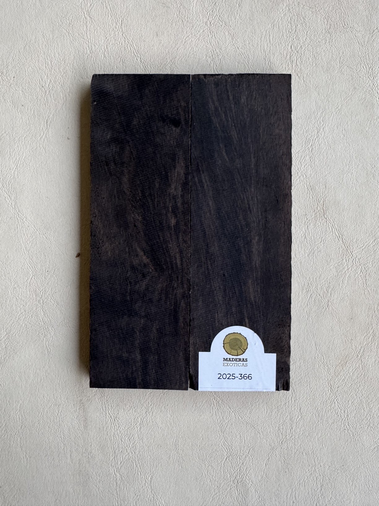 Cachas Ebano (2025-366) 1 Cachas Ebano (2025-366)