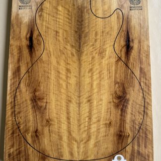 Carved top Laurel flamaeado