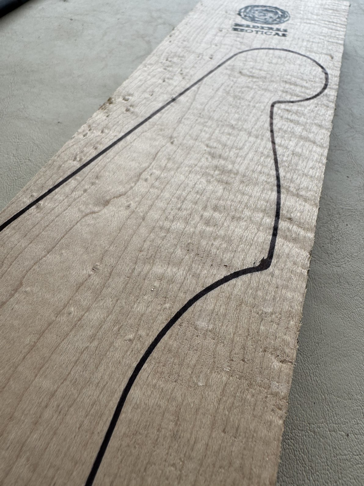 Mango Maple ojo de pájaro para guitarra 25 mm. (2025-718) 3 Mango Maple ojo de pájaro para guitarra 25 mm. (2025-718) - Imagen 3