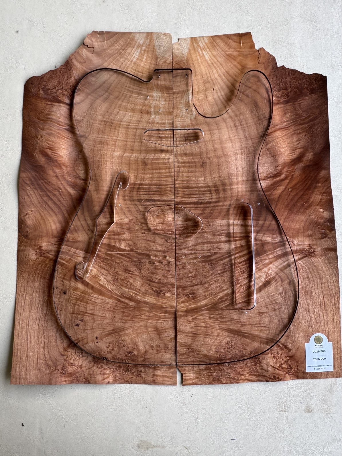 Chapa Madroña burl para cuerpo de guitarra - bajo (2026-208) 1 Chapa Madroña burl para cuerpo de guitarra - bajo (2026-208)