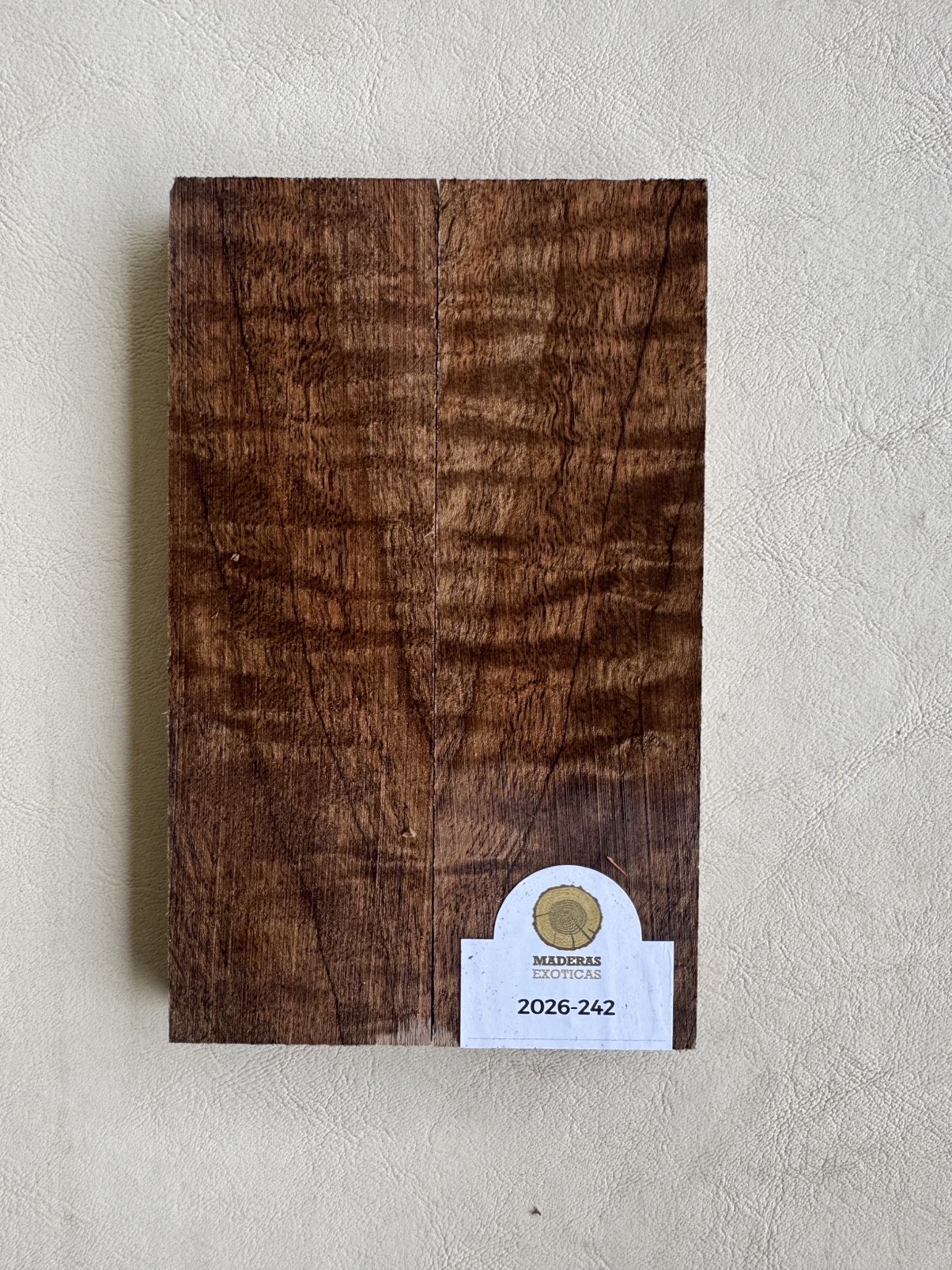 Cachas Nogal italiano flameado (2026-242) 1 Cachas Nogal italiano flameado (2026-242)