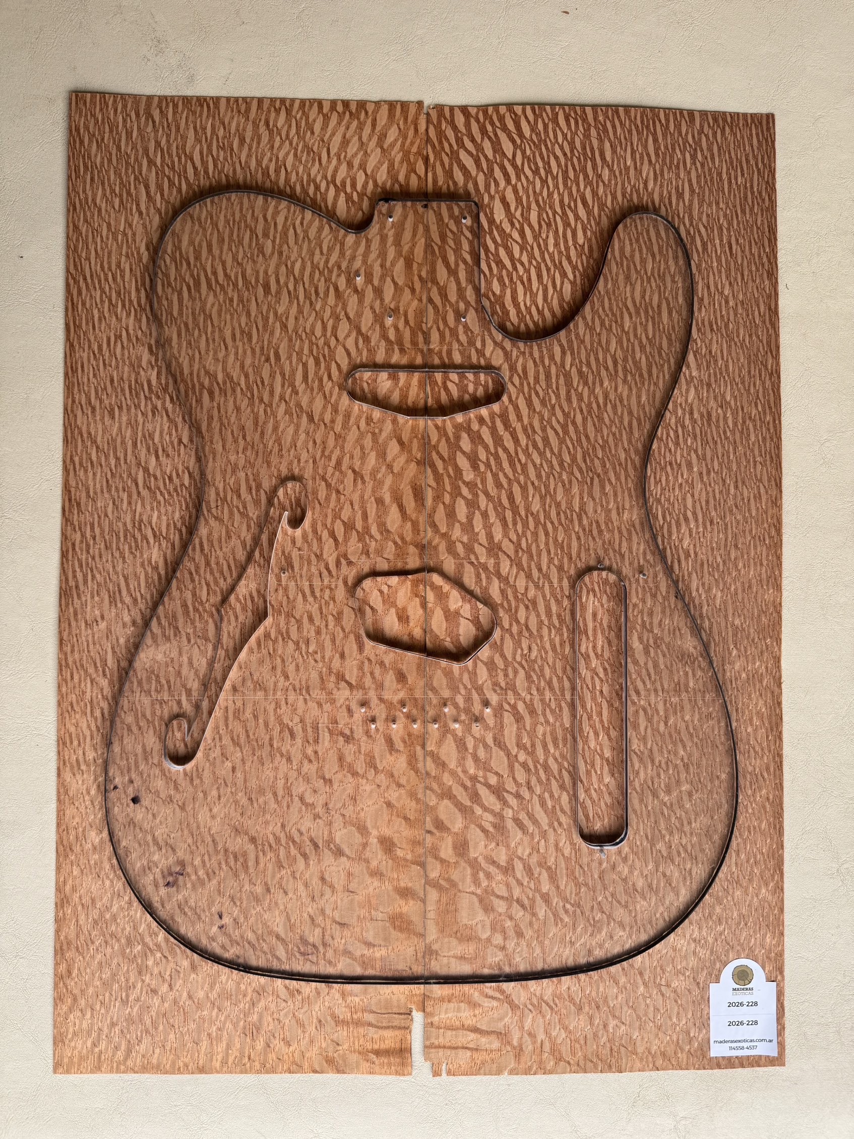 Chapa Louro faia para cuerpo de guitarra - bajo (2026-228) 1 Chapa Louro faia para cuerpo de guitarra - bajo (2026-228)