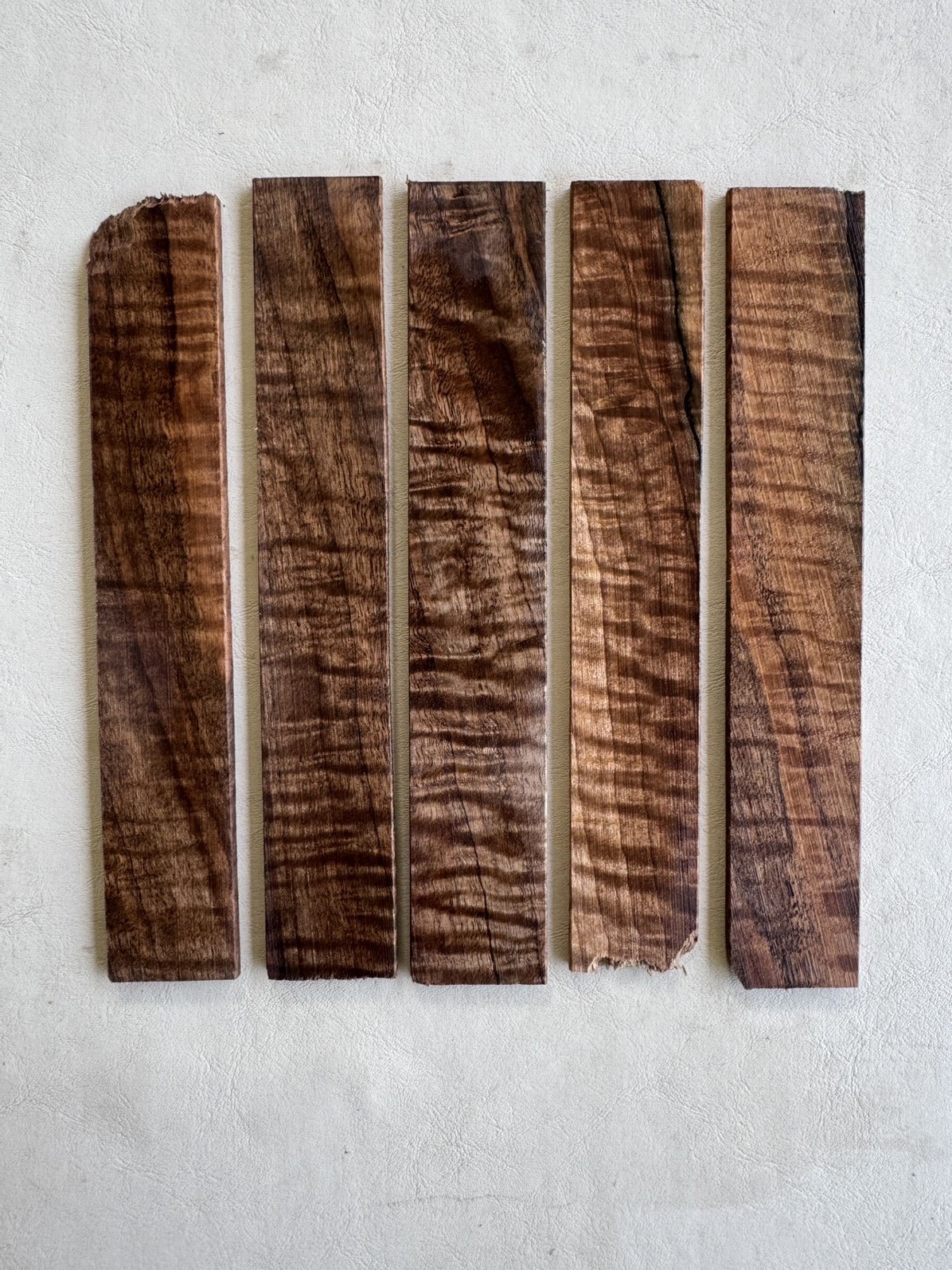 Retazos Nogal italiano flameado (22x3,7x0,4 cms.) 1 Retazos Nogal italiano flameado (22x3,7x0,4 cms.)