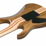 Guitarra eléctrica en construcción con mástil neck-through laminado y alas laterales de madera