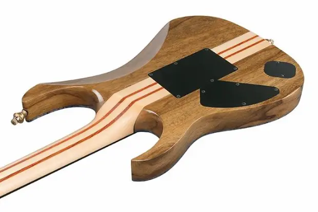 Guitarra eléctrica en construcción con mástil neck-through laminado y alas laterales de madera